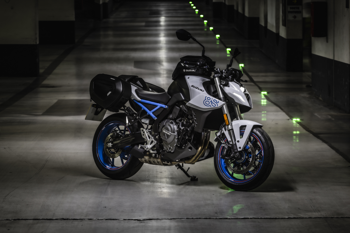 Suzuki, çıplak GSX-8S ve maceracı V-Strom 800 DE ile 2023 kadrosuna katılan iki yeni motosikleti duyurdu. 